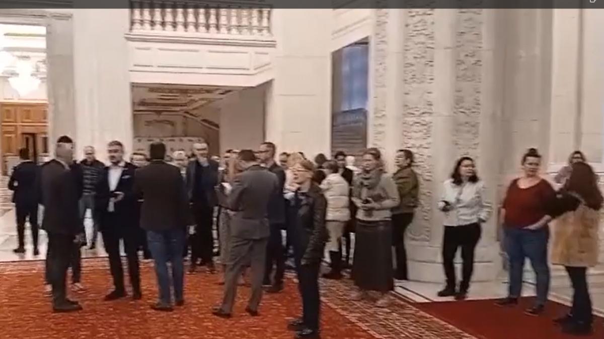Protest fara precedent in Senat Angajatii concediati l au confruntat pe Ilie Bolojan care i a trimis in instanta