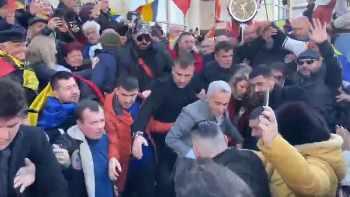 Simion a mers la protestul lui Georgescu dar a stat separat