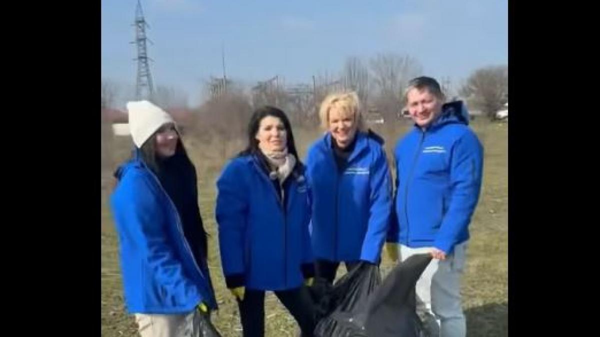 Lavinia Sandru si echipa sa au curatat un camp plin de gunoaie in Calarasi Romania Reala are nevoie de noi