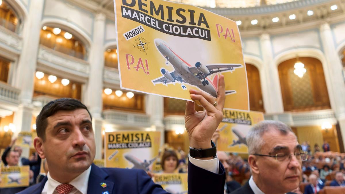 SOS si AUR au strans semnaturi pentru motiunea impotriva Guvernului Ciolacu