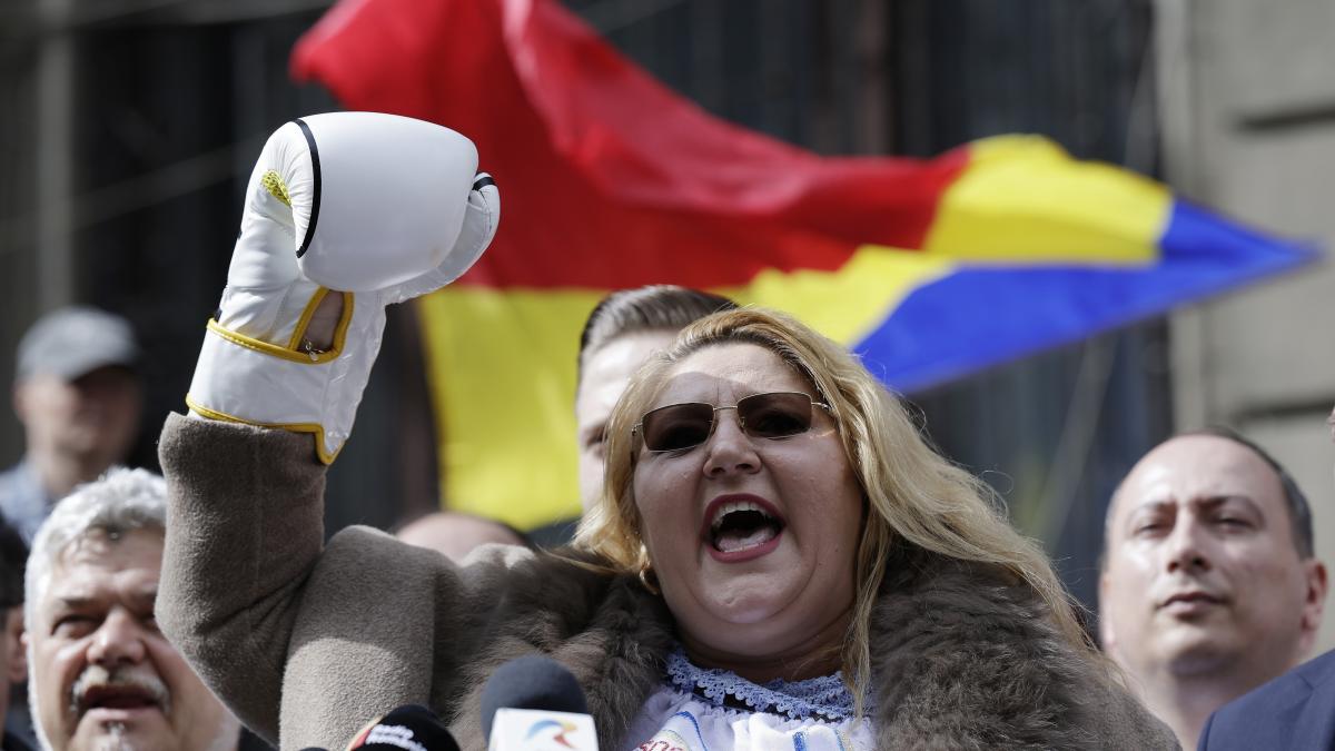 Candidatura Dianei Sosoaca contestata de un fost coleg Avem indoieli asupra starii sale psihice