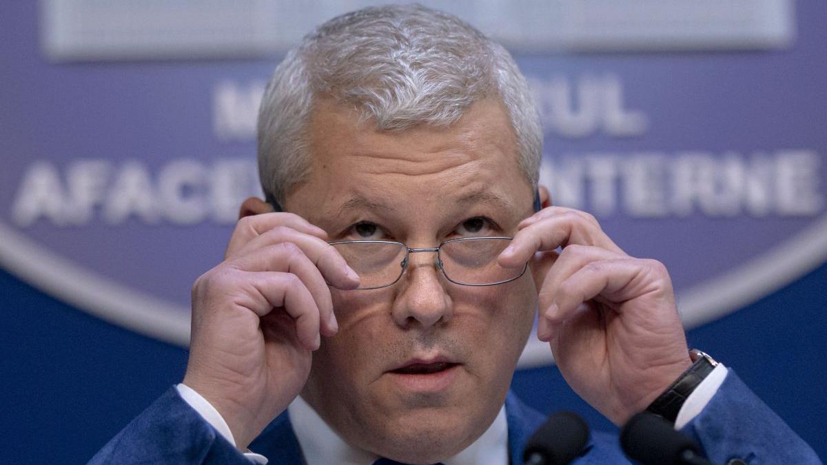 Catalin Predoiu Nu e democratie cand politicienii colaboreaza cu oameni inarmati