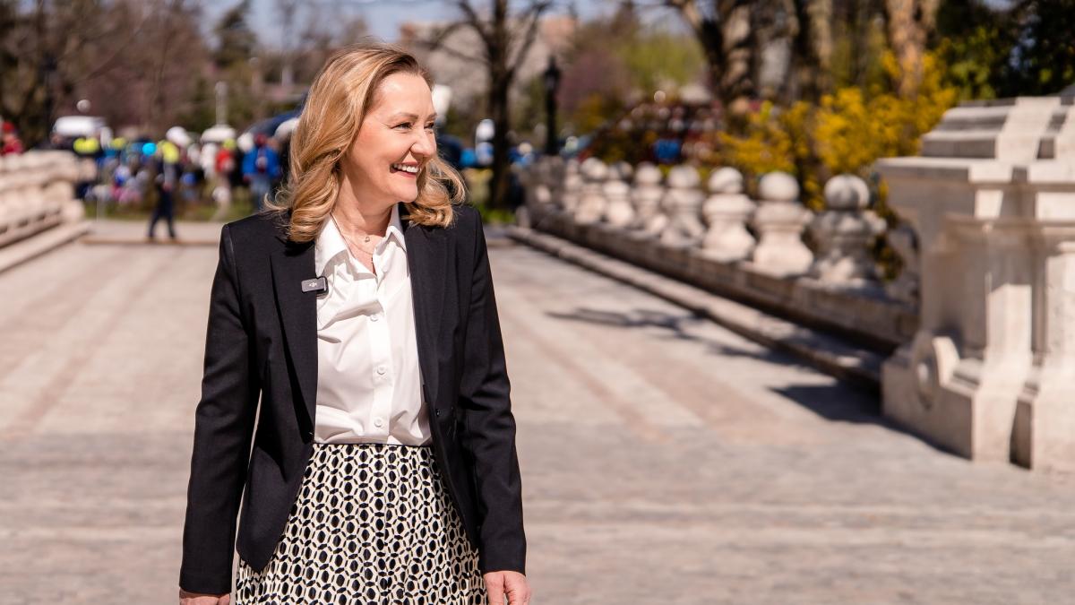 Elena Lasconi fotografii in gradina Palatului Cotroceni