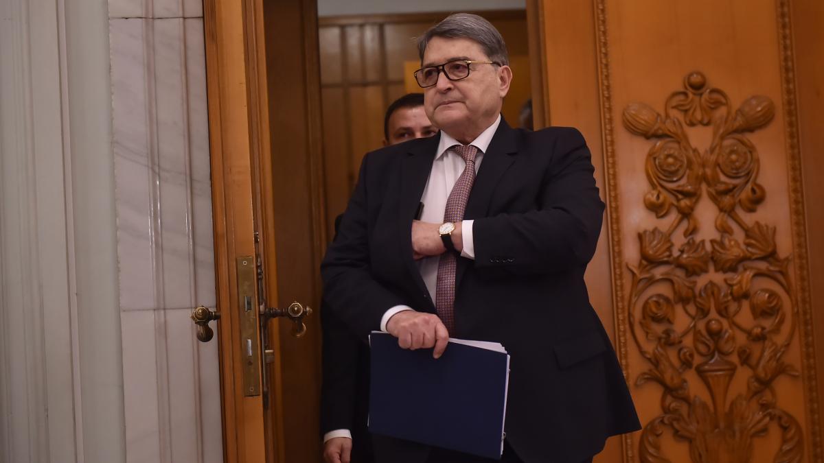 Emil Hurezeanu discuta vineri despre schimbarea sa din functie