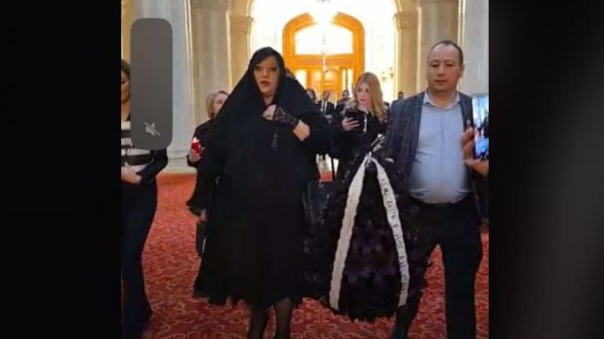 Scandal in Parlament Sosoaca in doliu cantand Vesnica pomenire