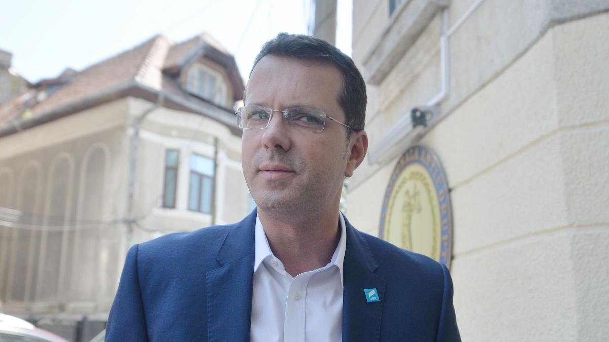 USR il acuza pe George Simion ca a creat o lege pentru cumatrul sau regele artificiilor