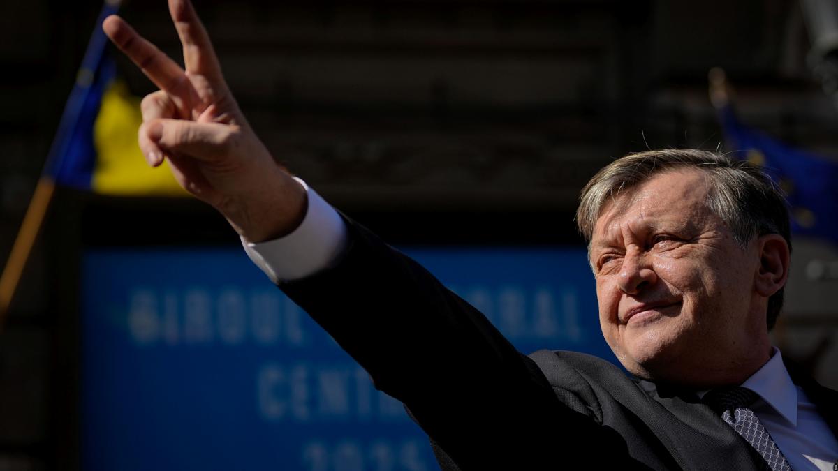 Crin Antonescu este sigur ca va intra in turul doi al alegerilor prezidentiale Nimeni nu se poate considera calificat in afara de mine