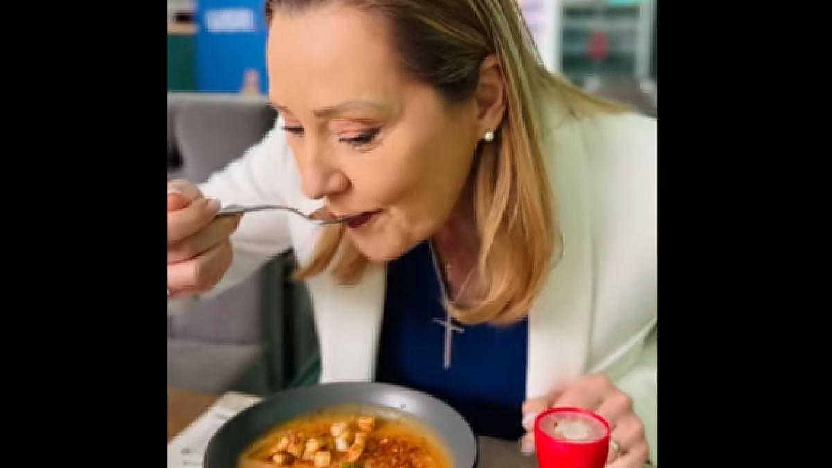 Elena Lasconi sa filmat mancand supa cu panselute A fost supa prezidentiala