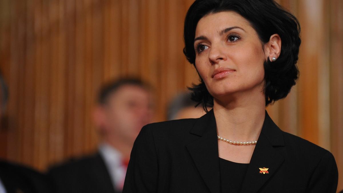 Lavinia Sandru Romanii muncesc 10 12 ore zilnic pentru cateva mii de lei iar statul pierde miliarde pentru a i proteja pe speciali