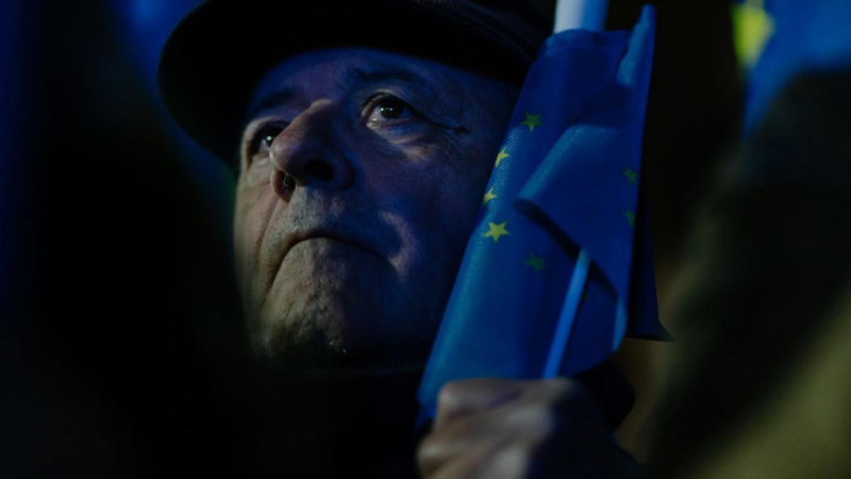 Manipulare online si polarizare politica in Romania