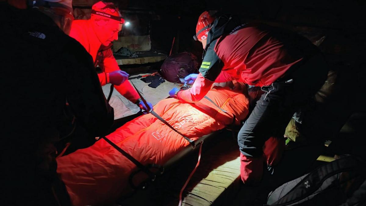 Operatiune dificila in munti Salvamontistii au salvat un ucrainean grav ranit