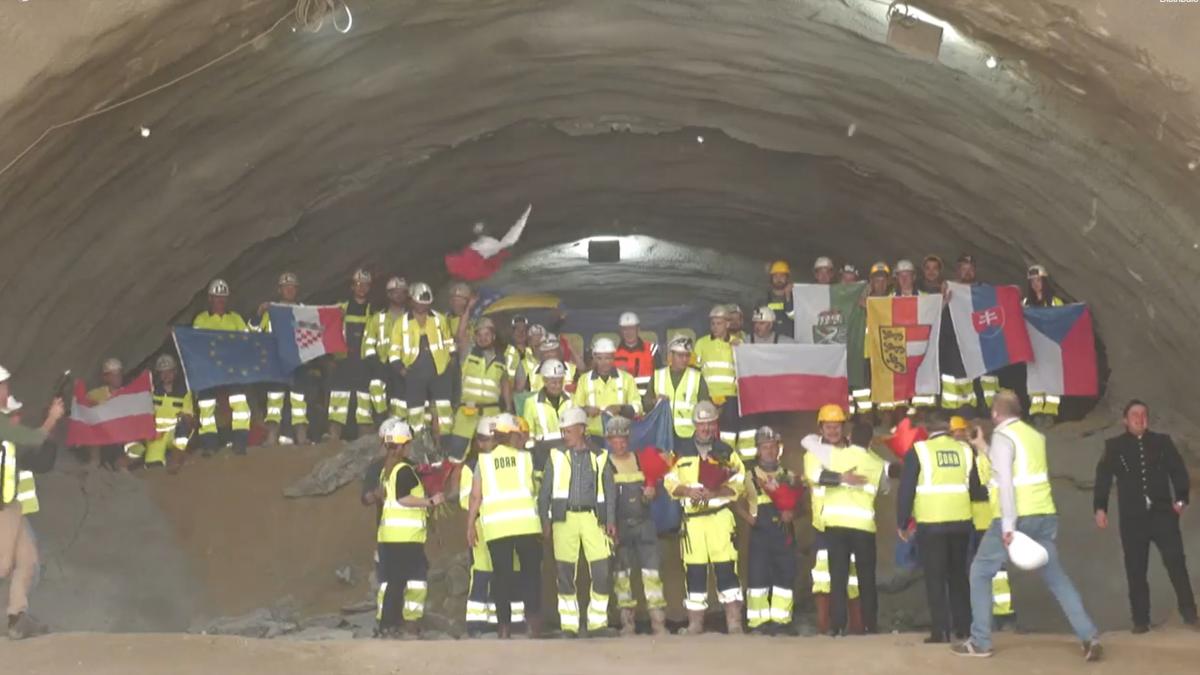 Primul tunel rutier forat din Romania complet sapat