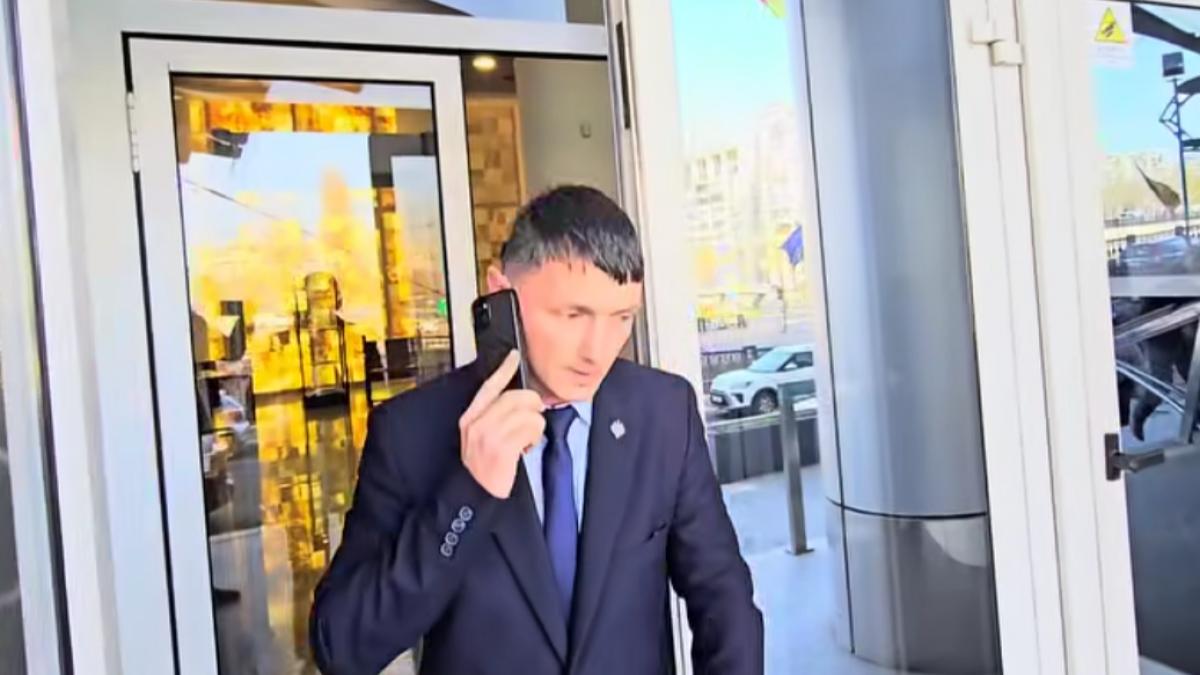 Un senator POT sa laudat ca studiaza pe un site de matrimoniale si a devenit tinta ironiilor