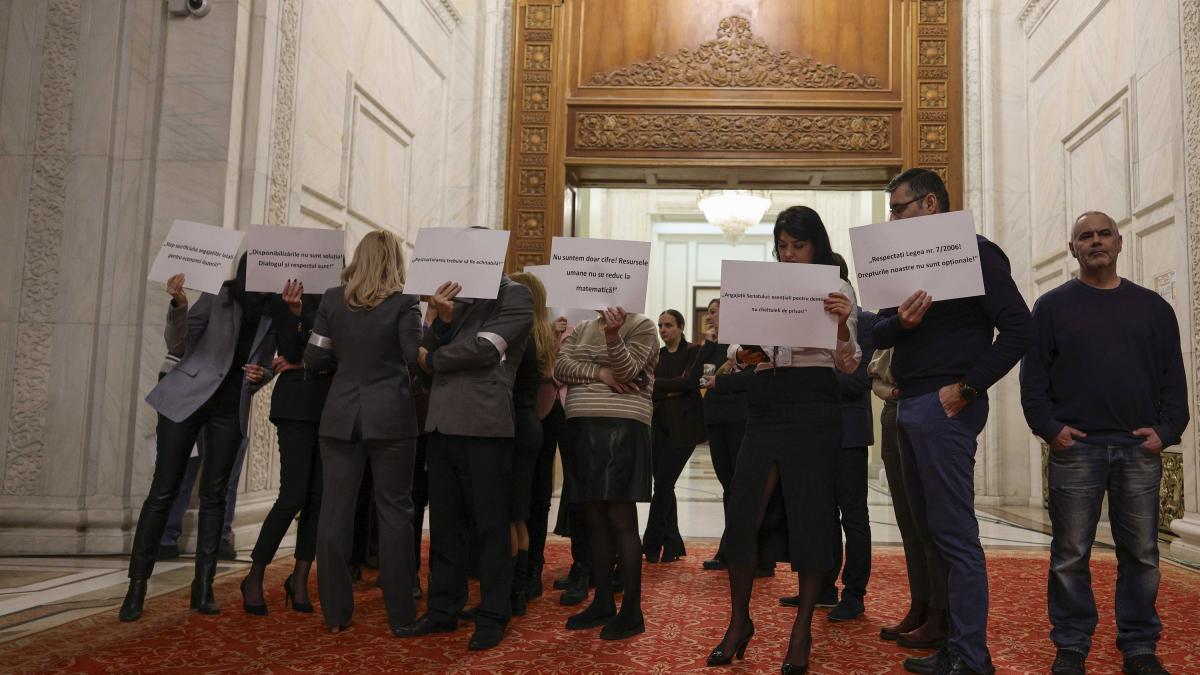 Unii angajati ai Senatului vor sa demisioneze deoarece sunt obligati sa vina la serviciu