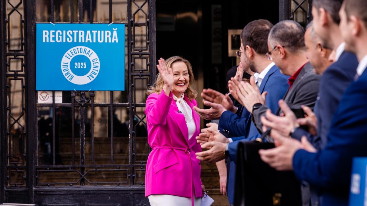 Vor s o umileasca la maximum Razboi in USR pe bani si postari pe Facebook Lasconi ramane presedinte fara partid