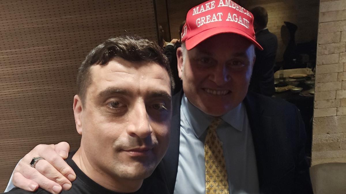 Ce a facut Simion in noaptea numararii voturilor Nu a sarbatorit cu alegatorii ci cu sustinatori MAGA din SUA