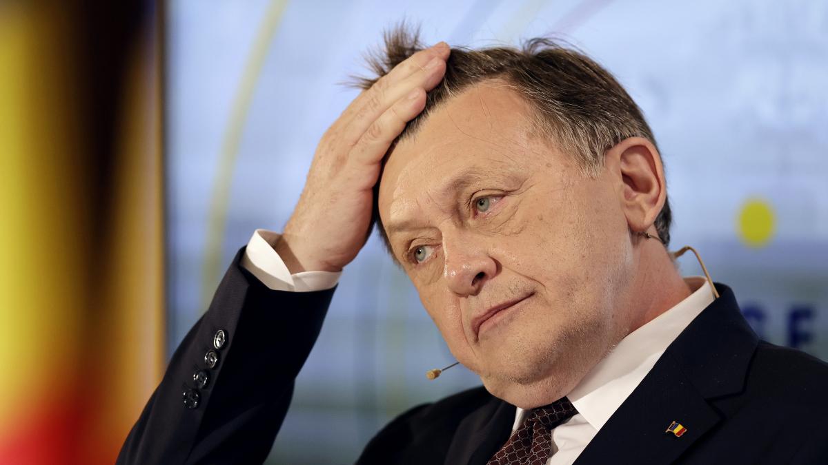 Crin Antonescu ar reduce salariile demnitarilor la jumatate