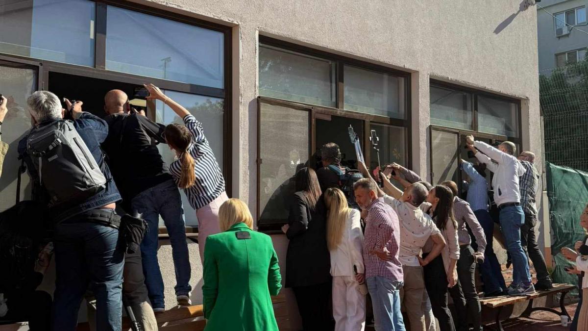 Jurnalistii straini pe ferestre la votul lui Crin Antonescu