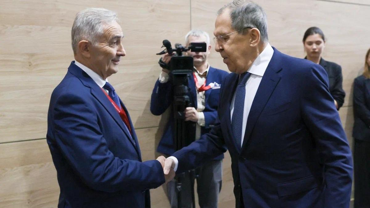 Diplomatul Lazar Comanescu a avut o ntalnire controversata