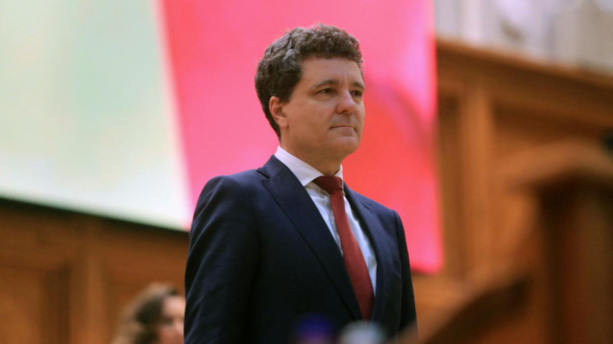 Peste jumatate dintre romani cred in Nicusor Dan