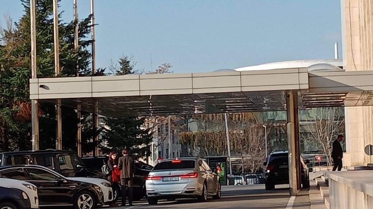 Angajatii din Guvern dezvaluie Deplasarea unui demnitar cost 21000 30000 lei lunar