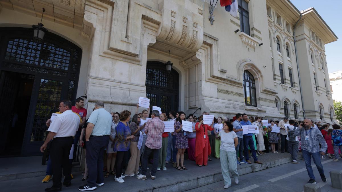 Angajatii primariilor intra in greva Ne ignora guvernul