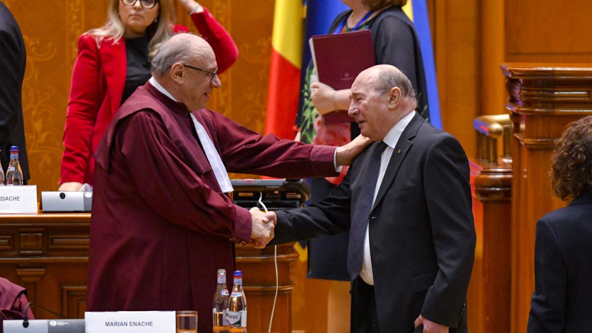 CCR decide sa i restituie lui Basescu privilegiile pierdute