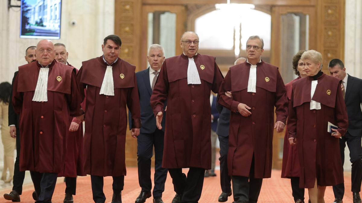 Dezmat pe bani publici la CCR bilete business stilouri scumpe