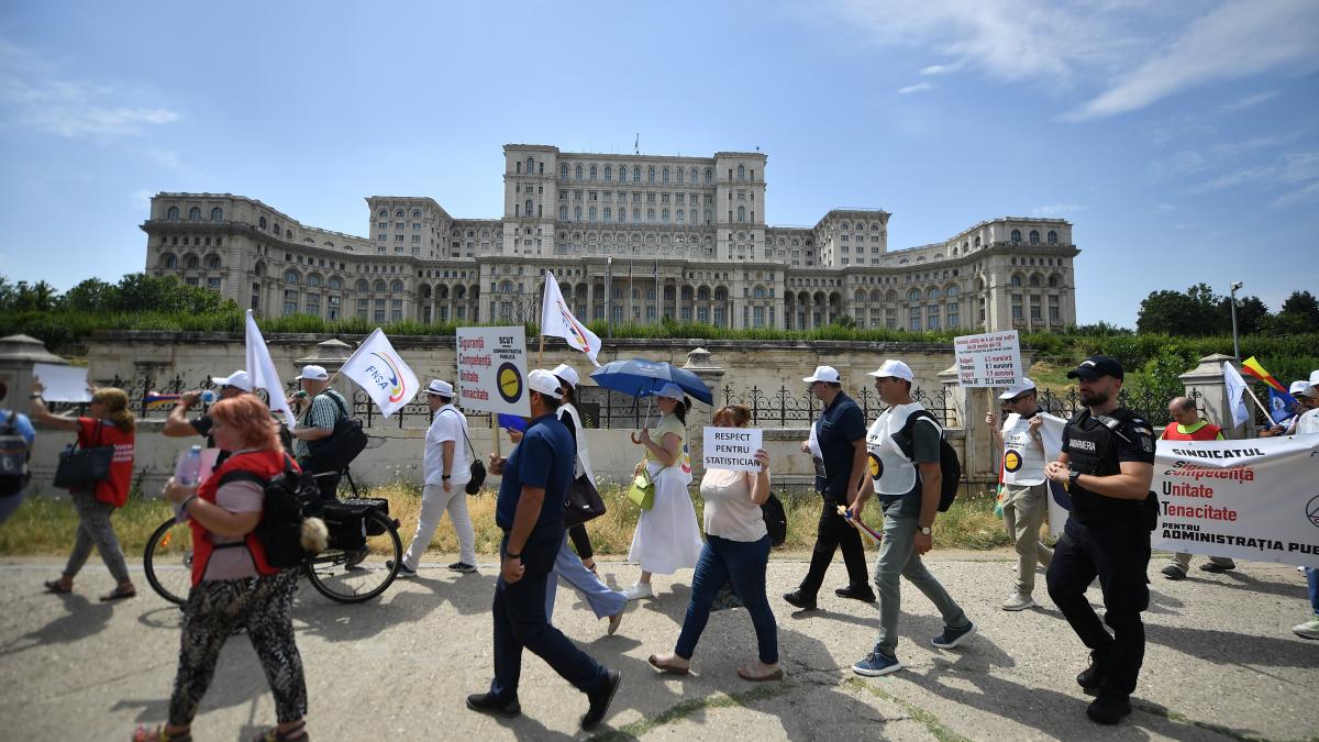 Functioanarii acuza statul roman pentru taierea sporurilor