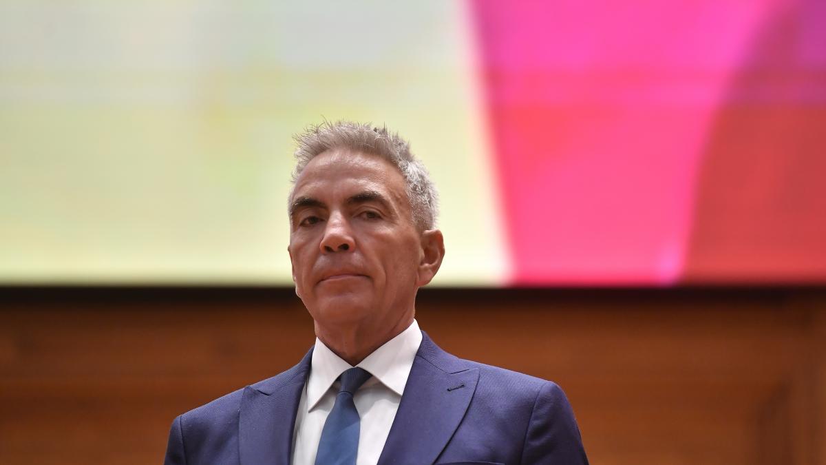 Guvernul nu va mai finanta primariile cu multi angajati