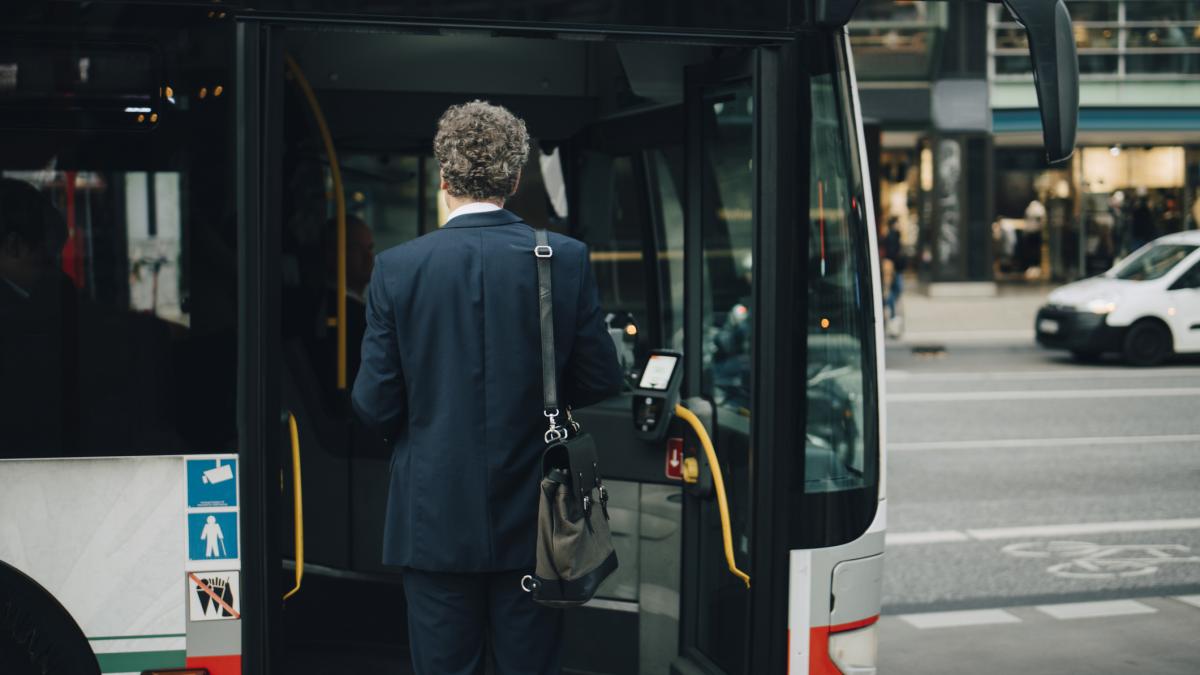 Ilie Bolojan trimite demnitarii la autobuz Cine nu are permis sa foloseasca transportul in comun