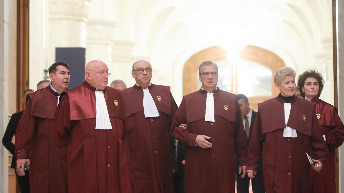 Judecatorii CCR ignora intrebarile despre bonusul de 35000 euro