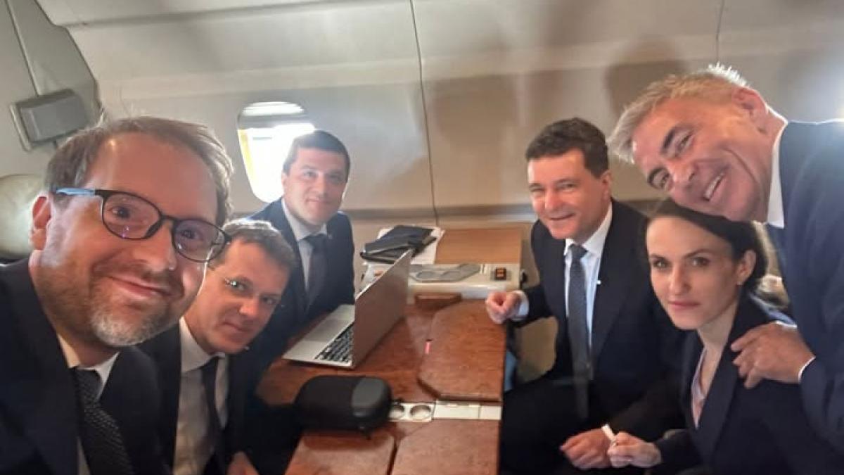 Nicuser Dan ministiiUSR si Dominic Fritz selfie in avionul Spartan catre Germania