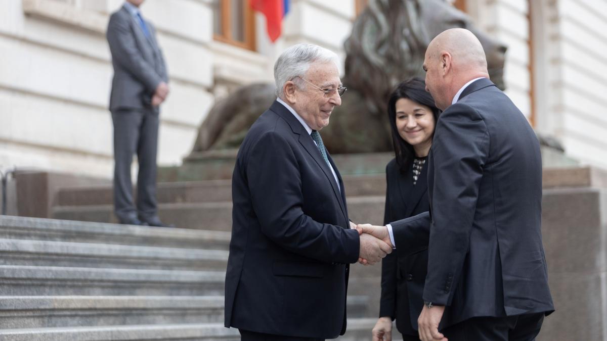 Isarescu ii transmite lui Bolojan despre concedieri Am reduc din Cabinet