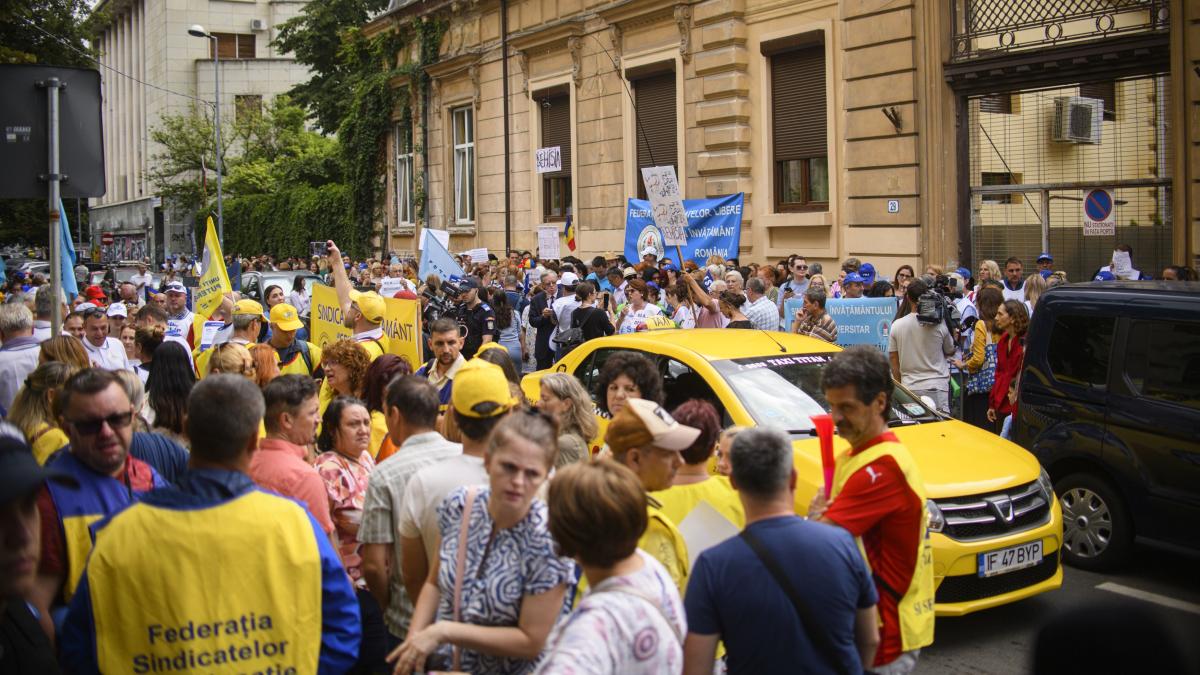 Profesorii protesteaza la Ministerul Educatiei Daniel David Daca demisia mea rezolva o dadeam demult