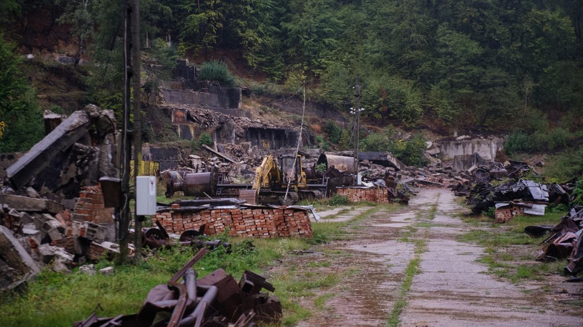 Salrom il acuza pe Radu Miruta ca isi asuma merite pentru licenta de grafic la Baia de Fier Mina este o ruina