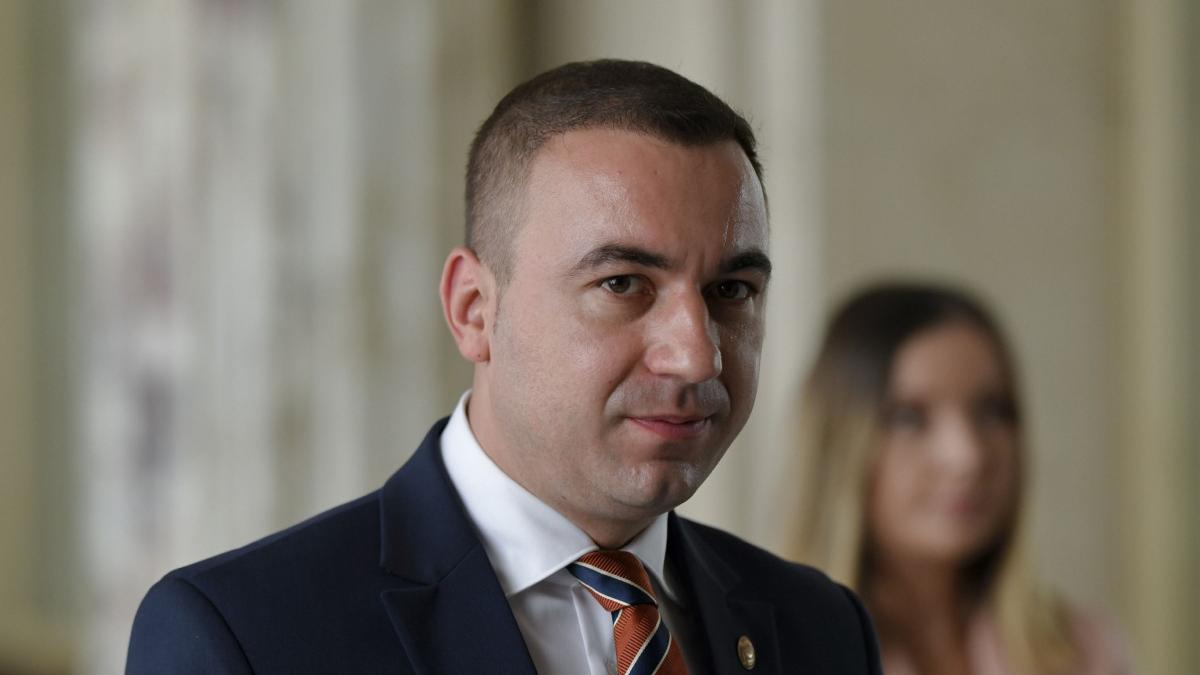 Sorin Grindeanu l a sunat pe Bogdan Ivan sa retraga finul