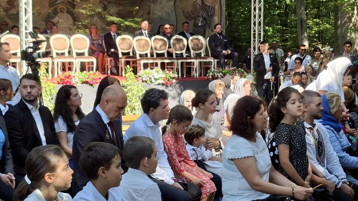 Unde este Nicusor Dan Imagini cu familia la manastire