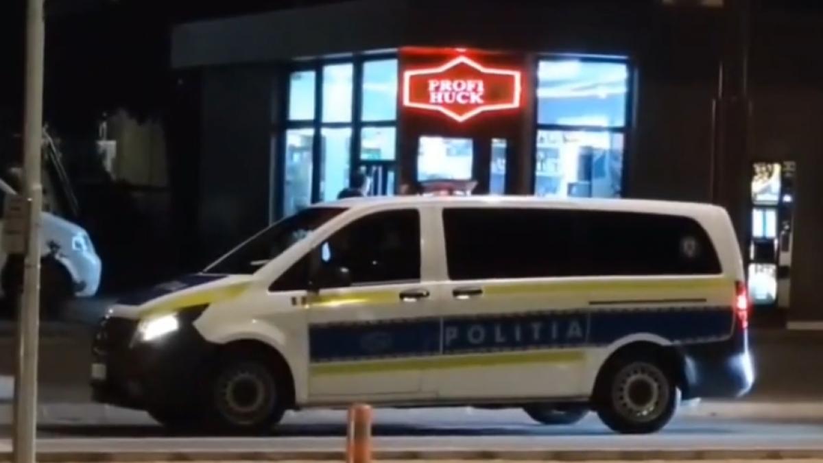 O tanara de 23 de ani a fost injunghiata in fata copilor