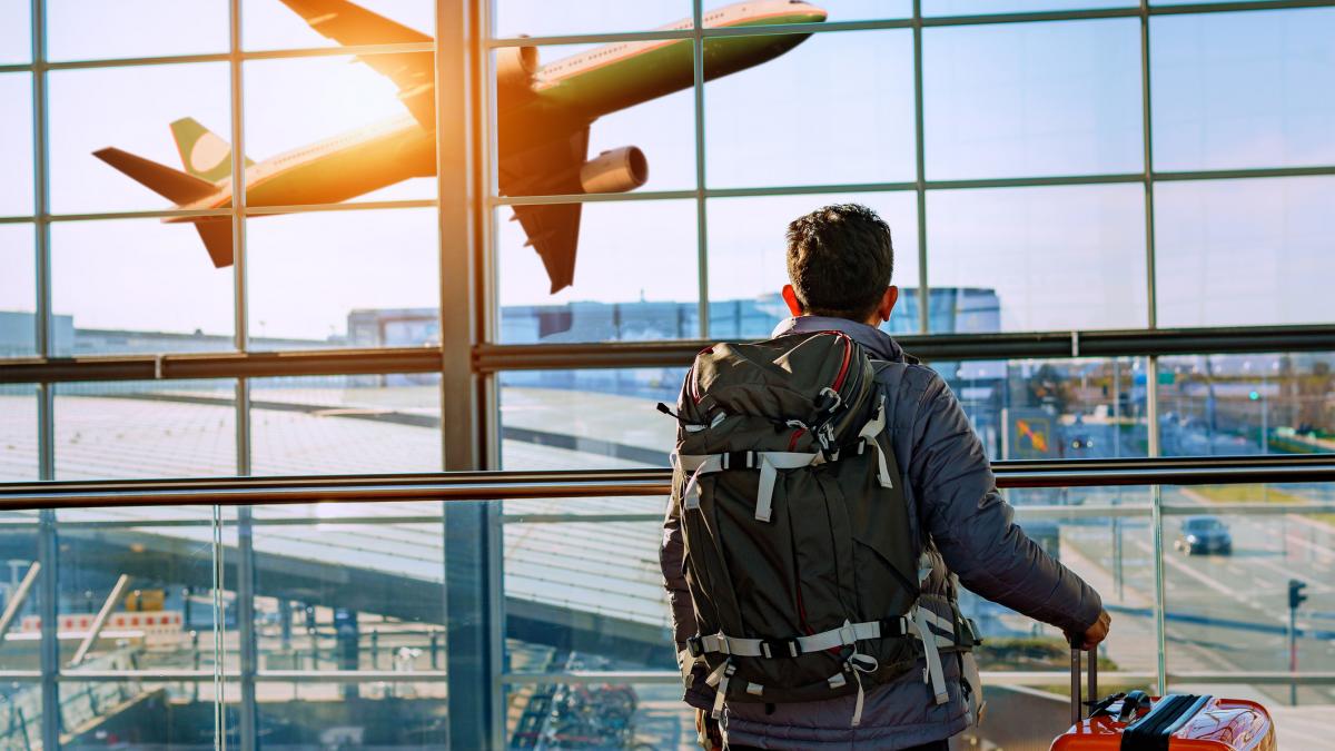 Pret plafonat pentru sticla de apa de 05 litri in aeroporturi si gari
