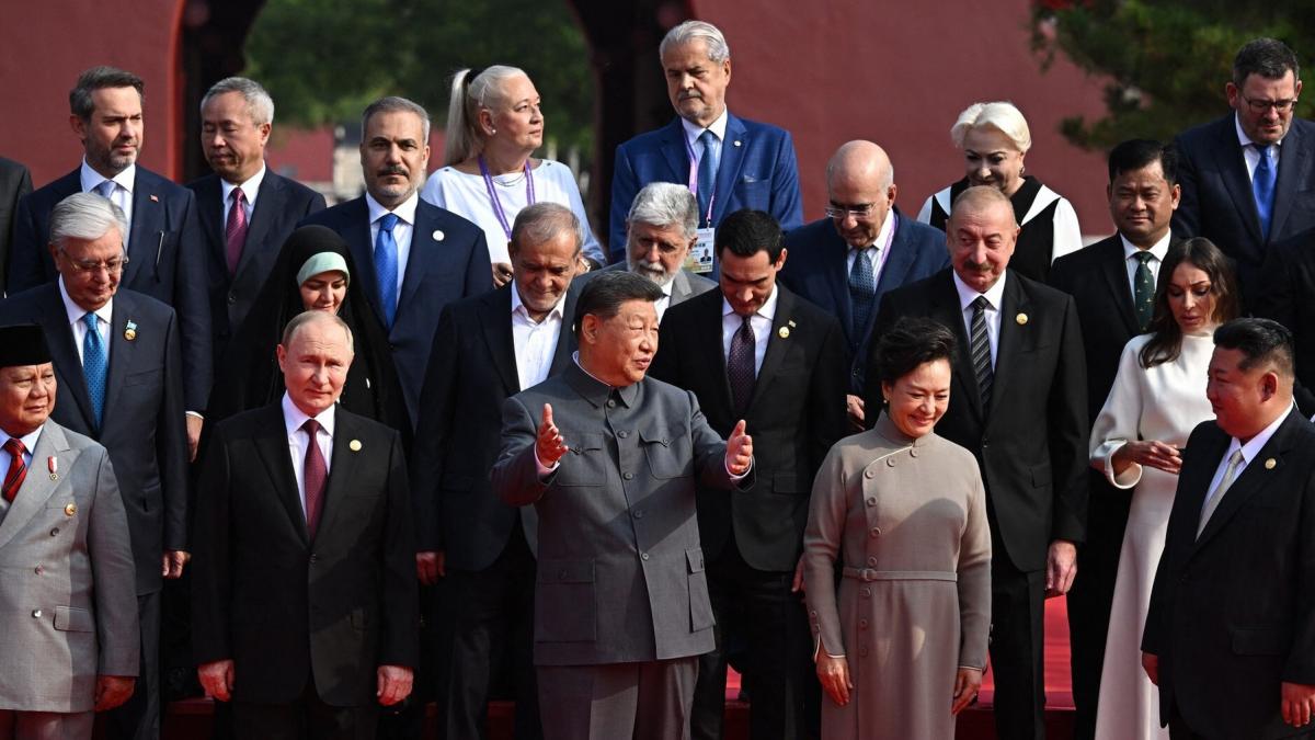 Scandal dupa ce Nastase si Dancila s au fotografiat cu Putin si Kim