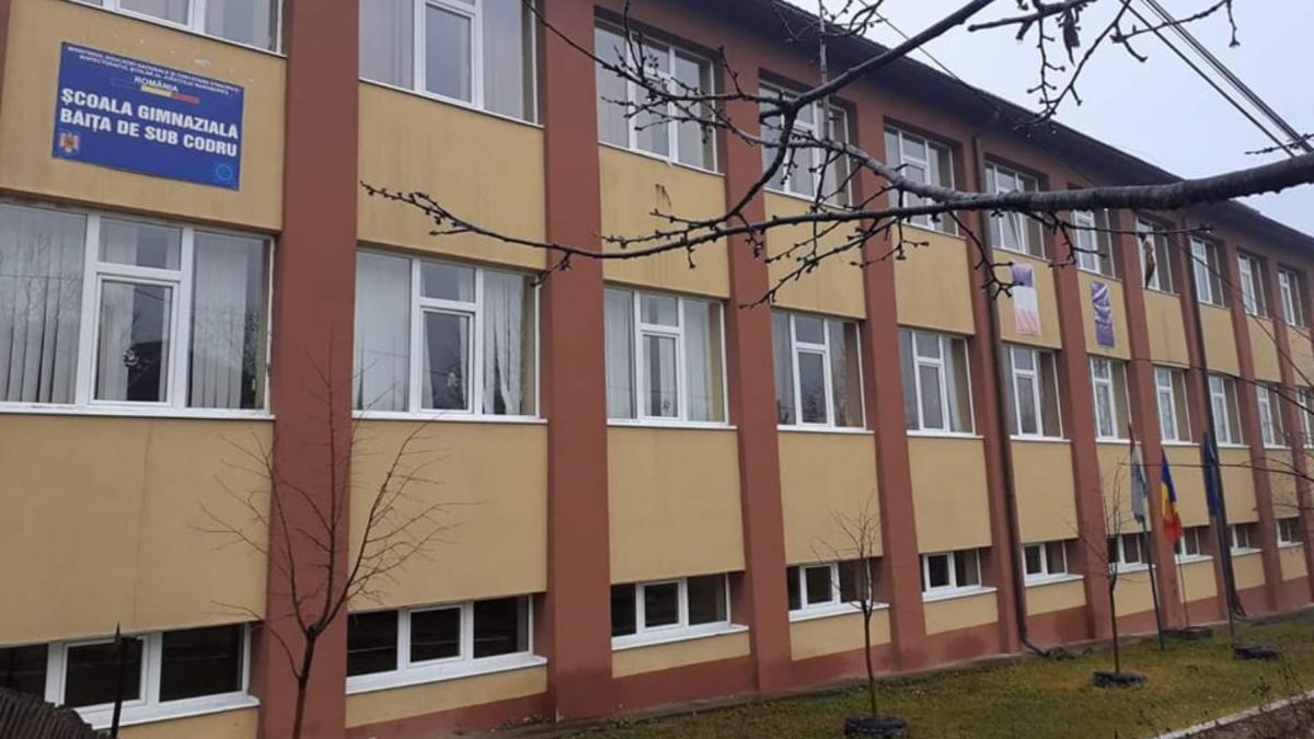 Un baiat de 12 ani a decedat asteptandu si mama