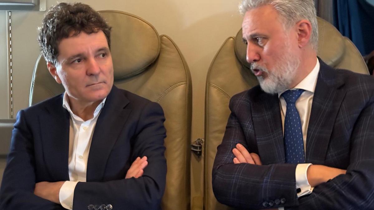 imagini cu nicusor dan in avion spre bruxelles mesaj despre strategia de aparare a tarii