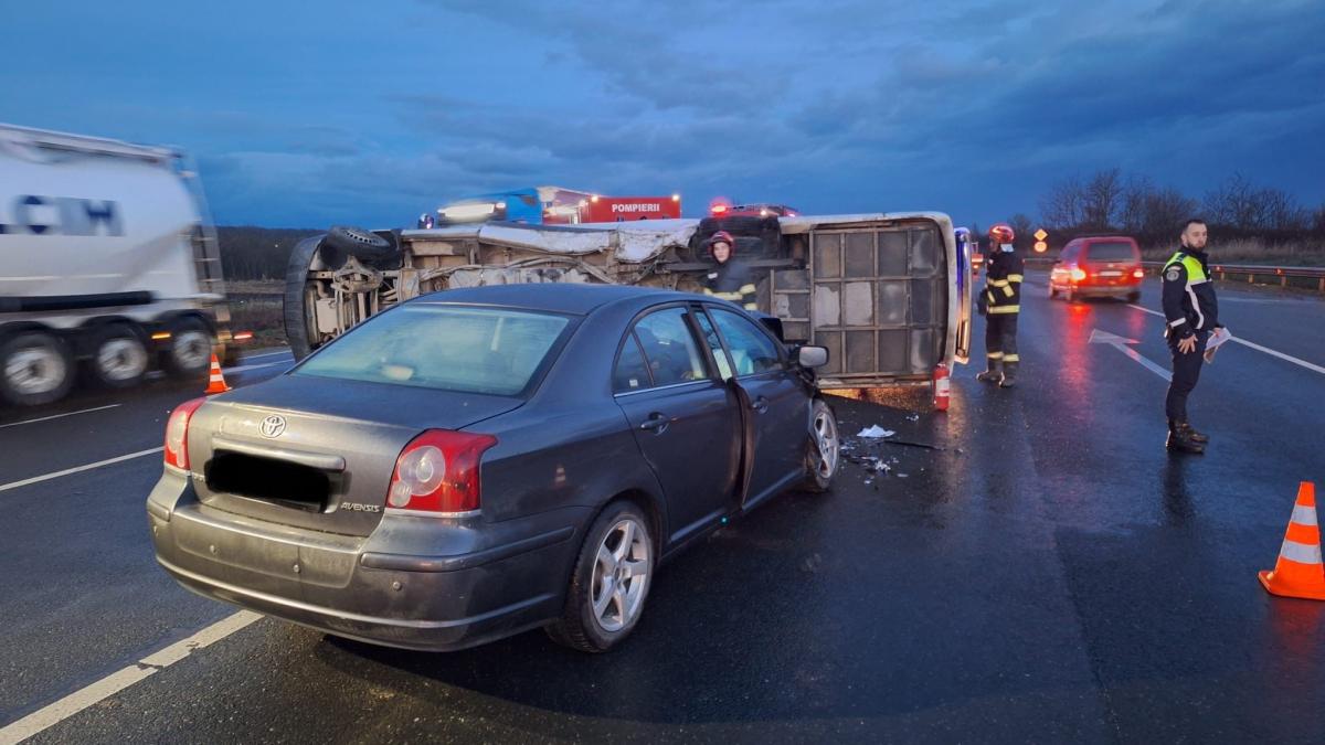 Microbuz si masina accidentate in Vestem 12 persoane implicate