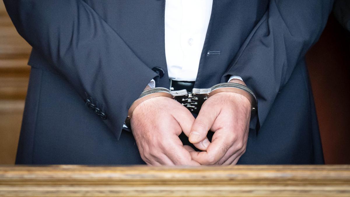 Profesor de canto din Capitala arestat pentru abuz
