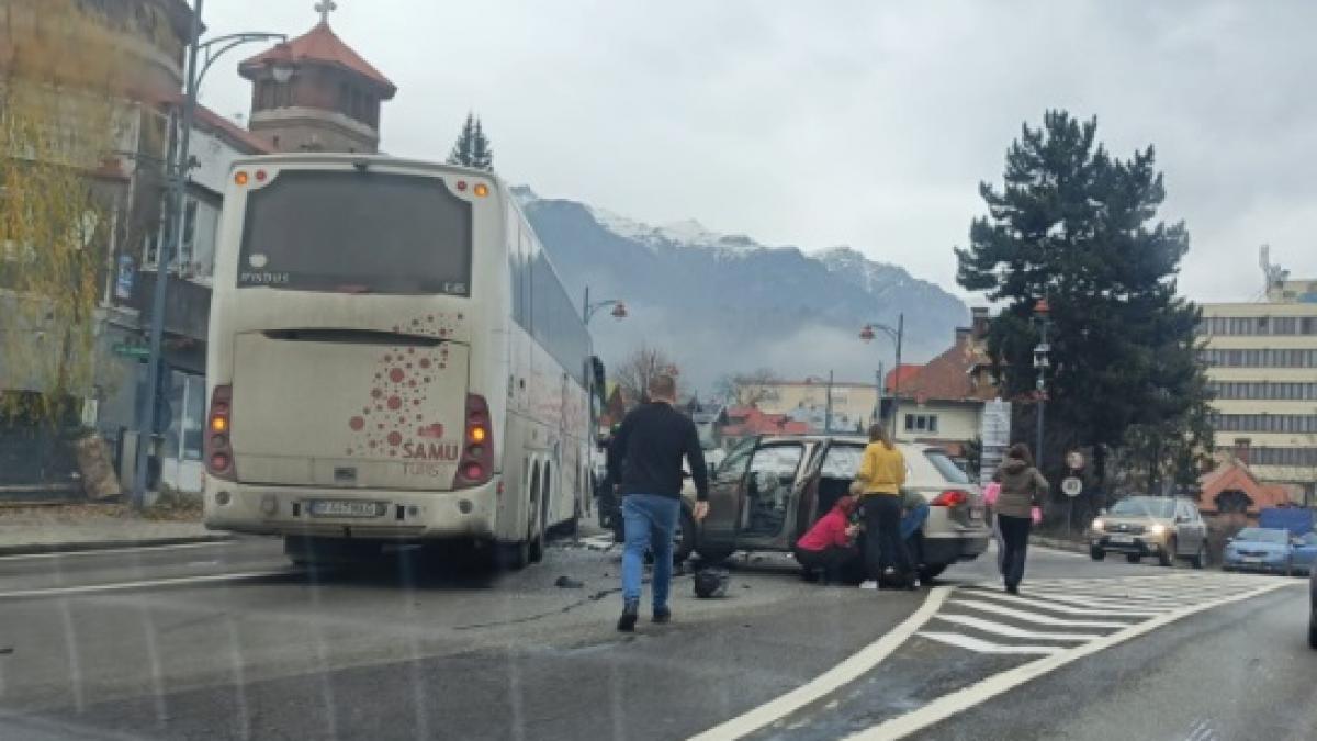 Autocar cu 71 de persoane s a ciocnit de o masina la Sinaia