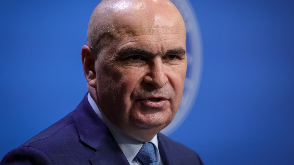 Bolojan camuflat la Targul Gaudeamus A cumparat cartea despre razboi