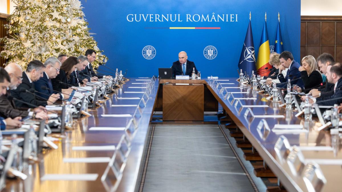 Guvernul a prelungit cumulul pensiei cu salariul in 2026