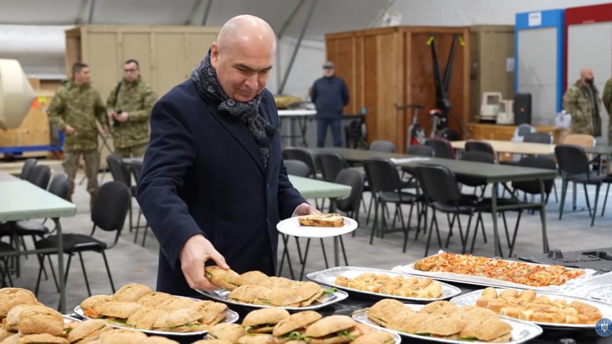 Imagini cu Ilie Bolojan la masa cu soldatii NATO