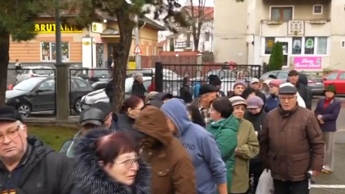 Imagini din vremea lui Ceausescu Cozi lungi la ap